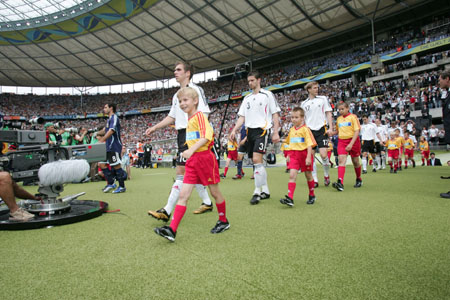 ... wir liefen hinterher aufs Spielfeld