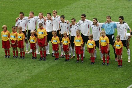 Die Mannschaft singt vereint die Nationalhymne