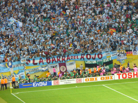 der argentinische Fanblock in Partylaune nach dem 2:1