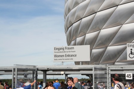 Eingang für Frauen - man mag es kaum glauben
